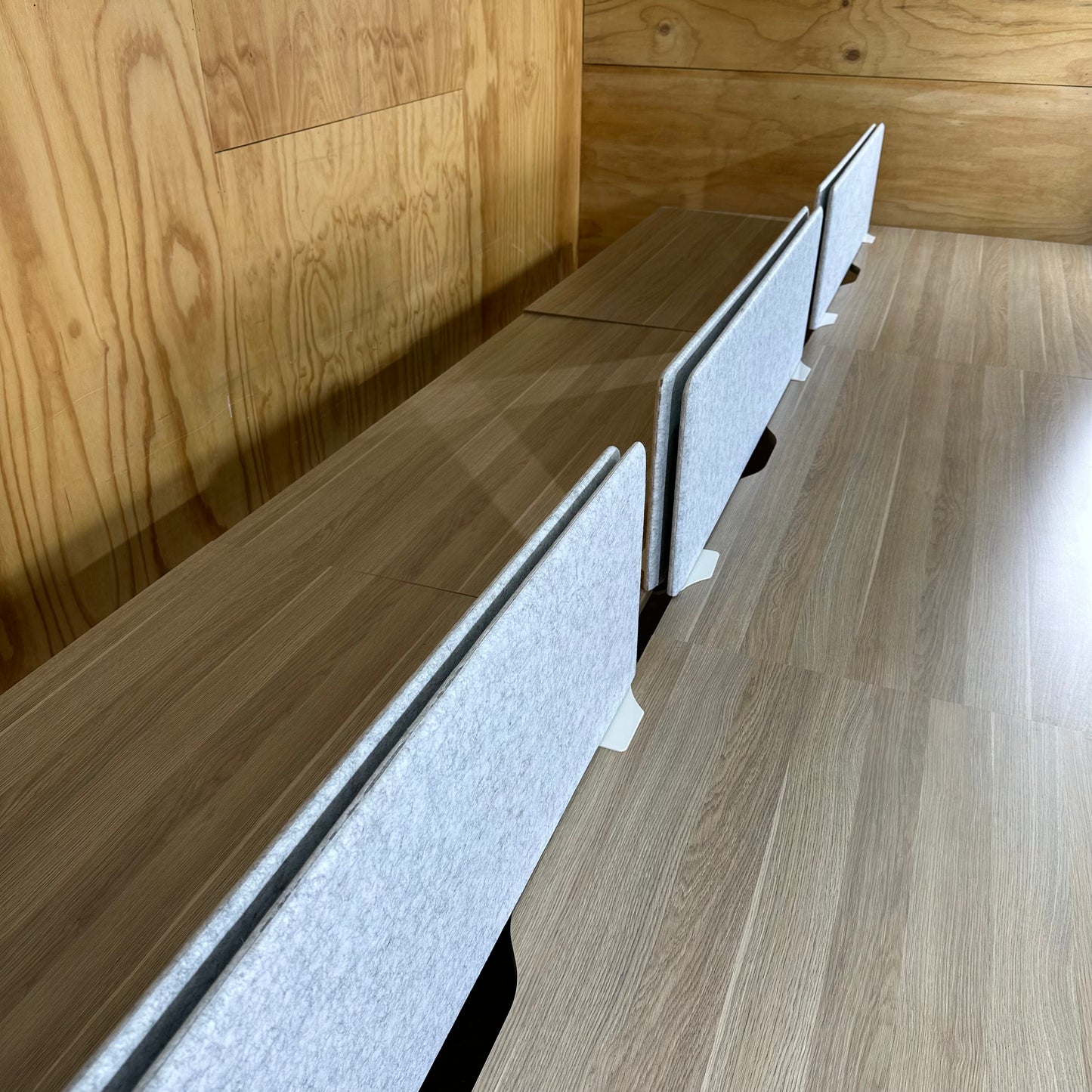 6 Person Workstation with Partitions