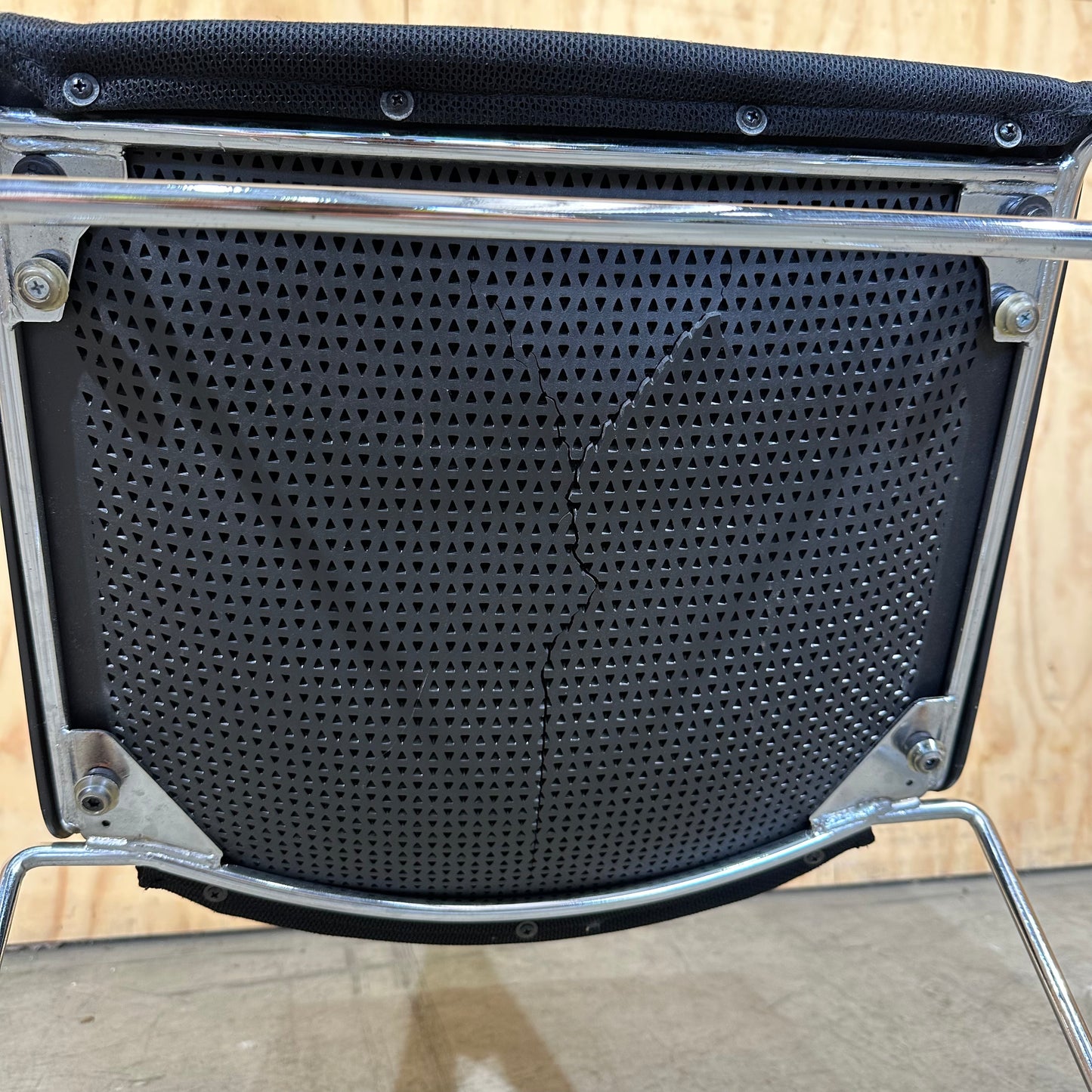 Black Mesh Visitor "Tweet" Chair