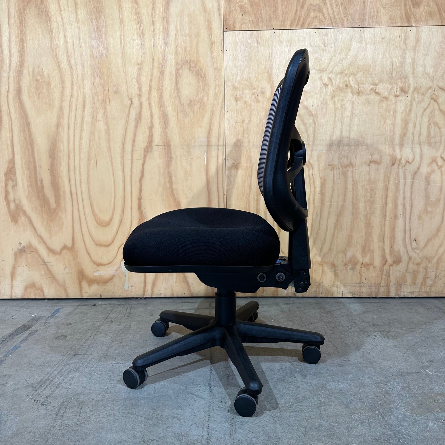 Metro by Buro Seating Mesh Back Task Chair