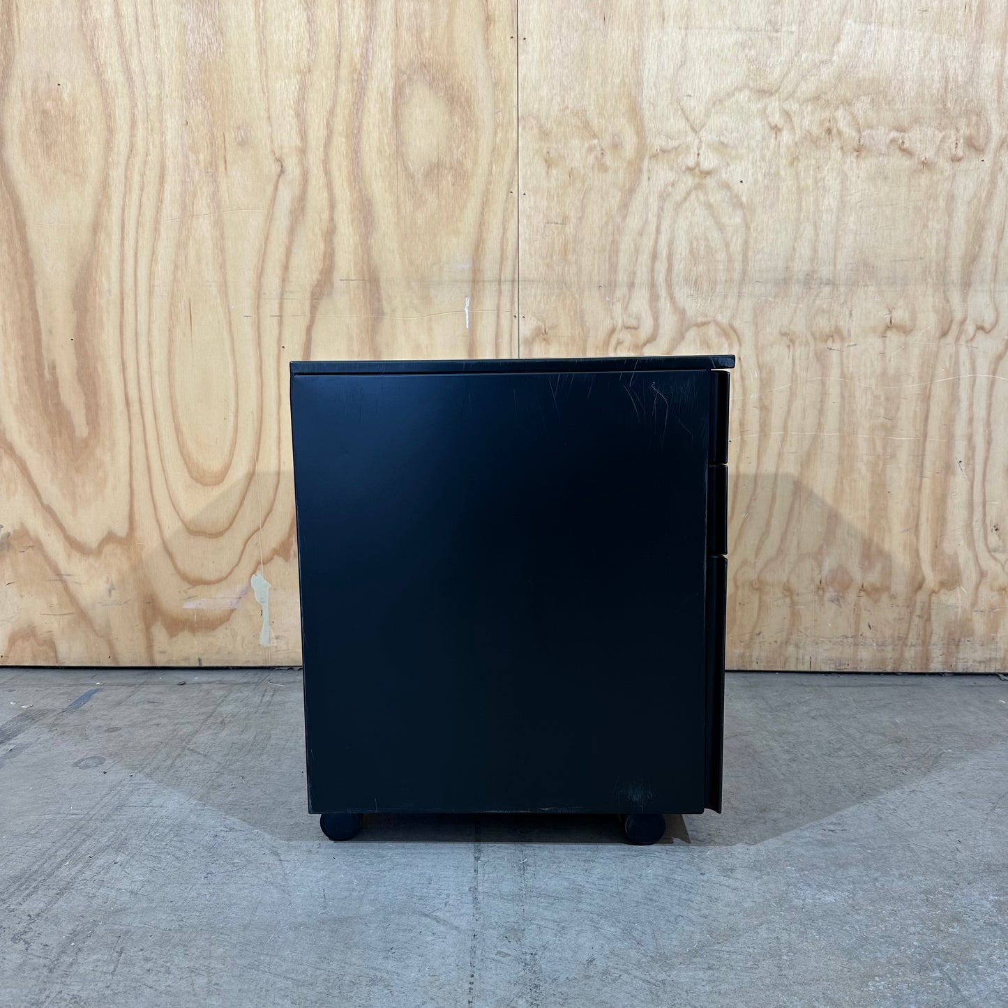 Black Metal Pedestal
