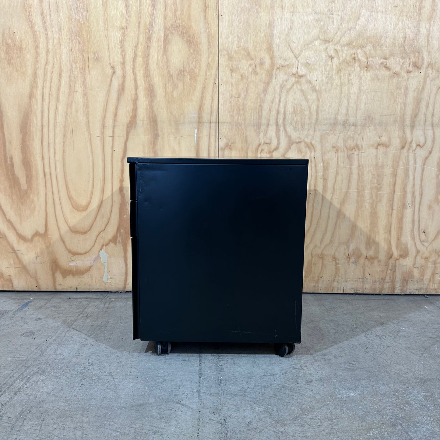 Black Metal Pedestal