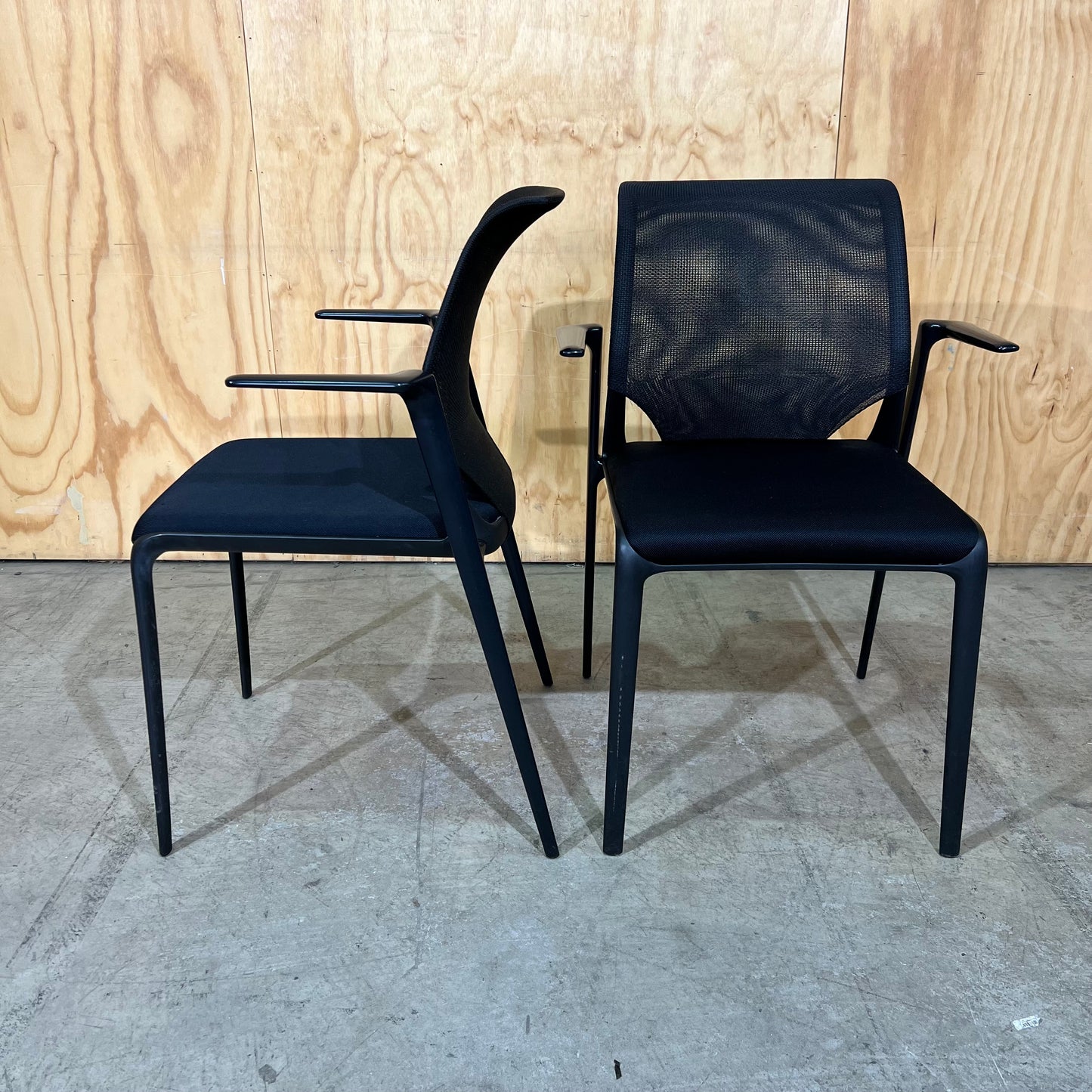 Vitra MedaSlim Waiting Chair with matte black arms
