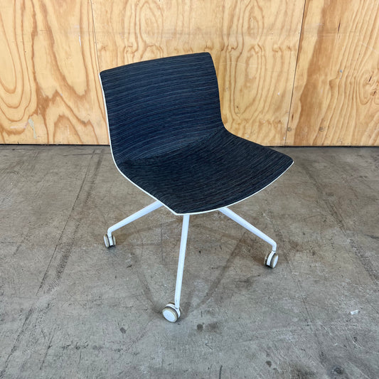 Arper Catifa 46 swivel chair white shell with grey uphostering