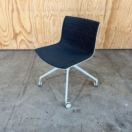 Arper Catifa 46 swivel chair white shell with grey uphostering