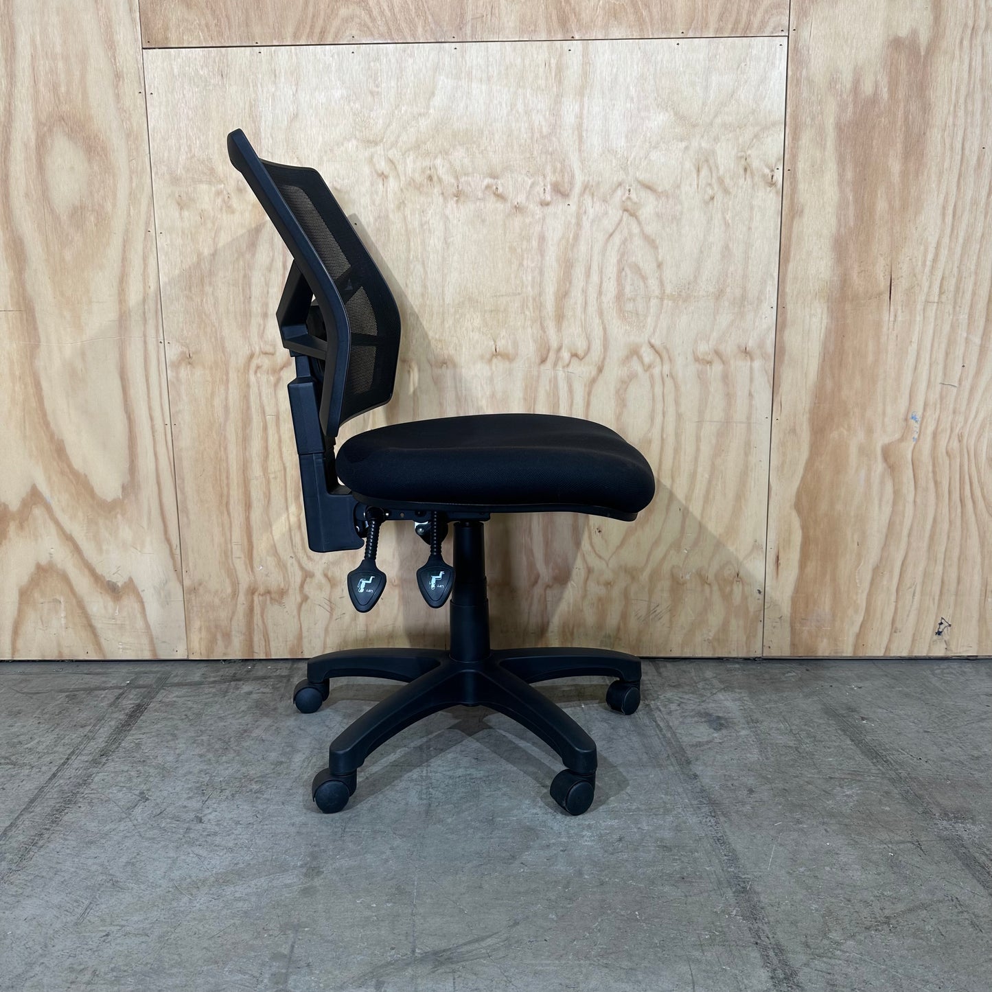 Pago Armless Matrix Mesh Deluxe Heavy Duty Chair on plastic base