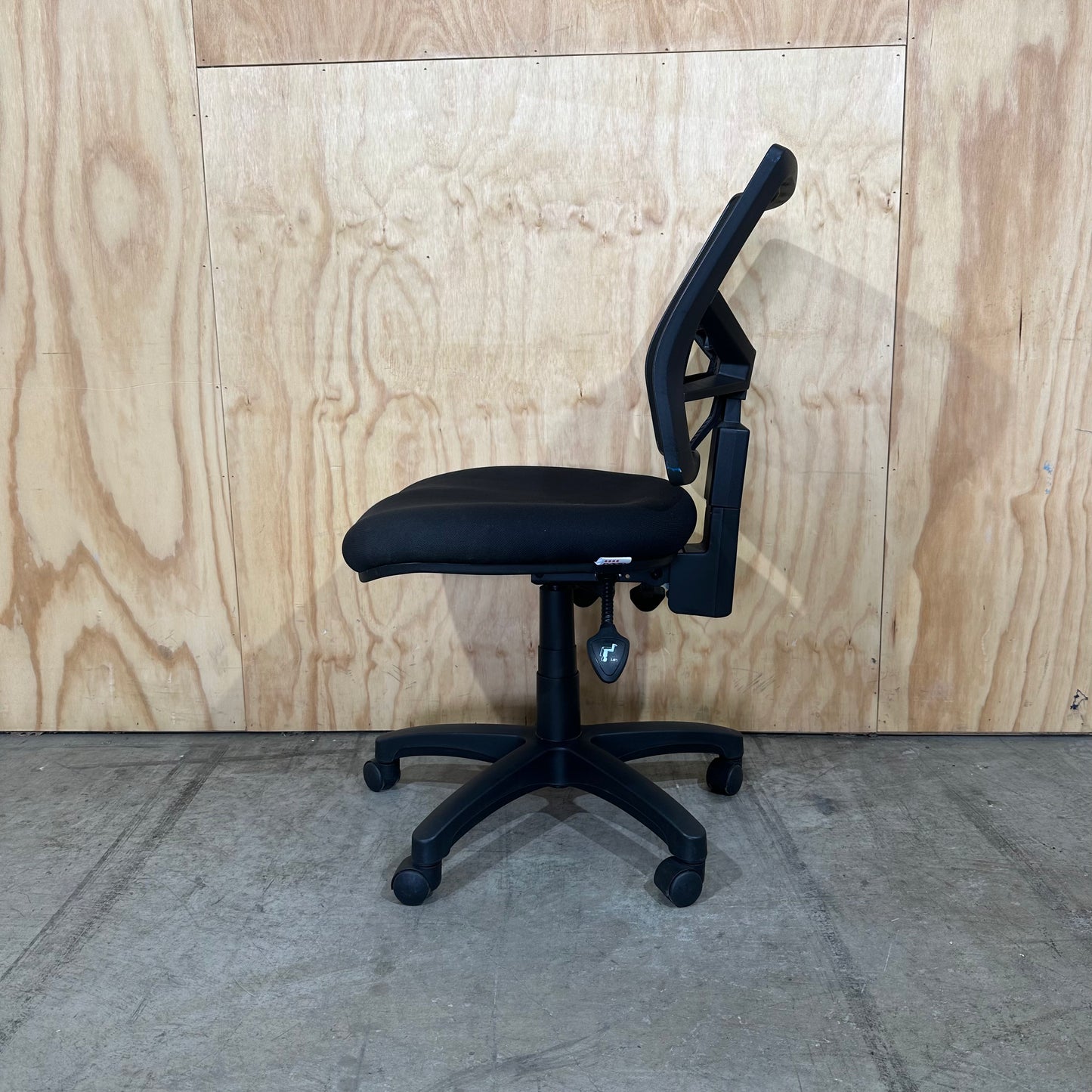 Pago Armless Matrix Mesh Deluxe Heavy Duty Chair on plastic base