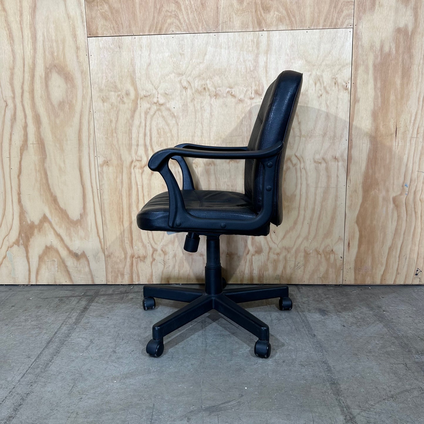 Executive faux leather mid-back swivel chair