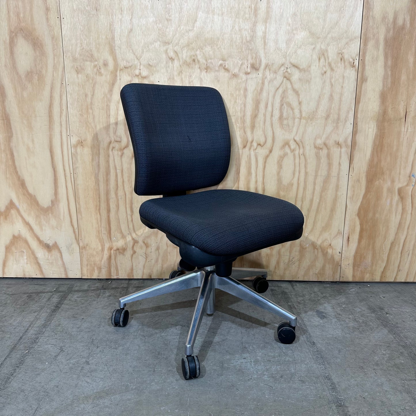 Ergonomic low-back task chair