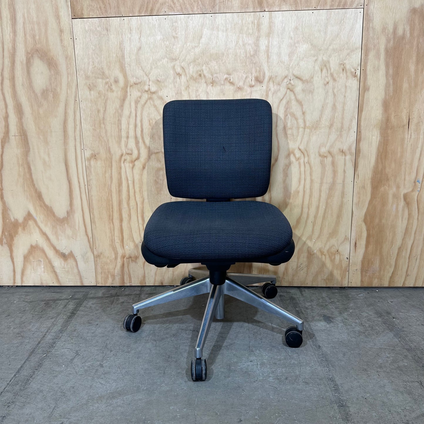Ergonomic low-back task chair