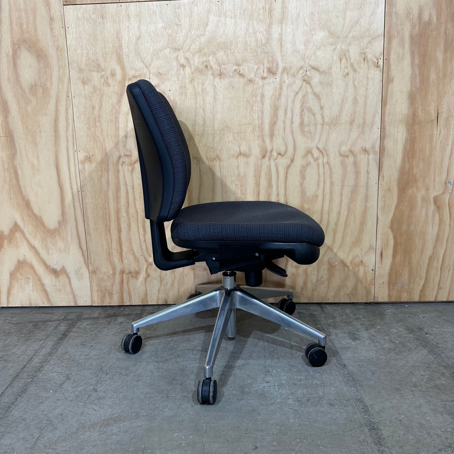 Ergonomic low-back task chair