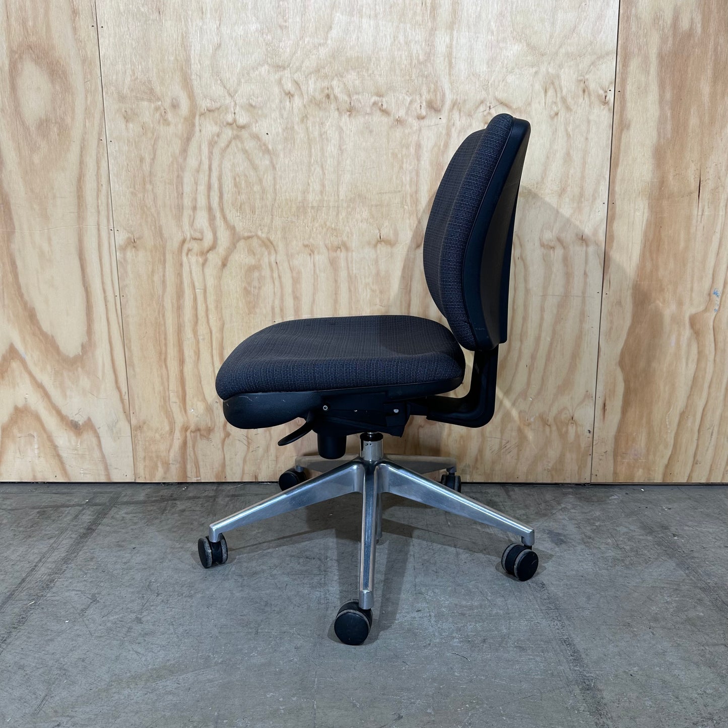 Ergonomic low-back task chair