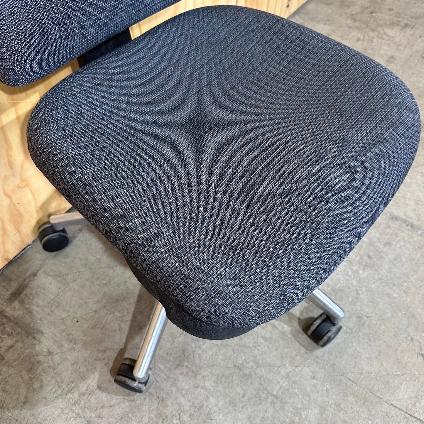 Ergonomic low-back task chair