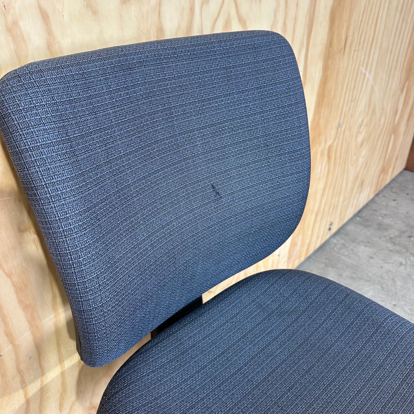 Ergonomic low-back task chair