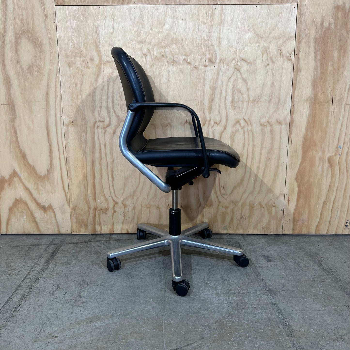 Wilkhahn FS 211/8 Black Leather Swivel Chair