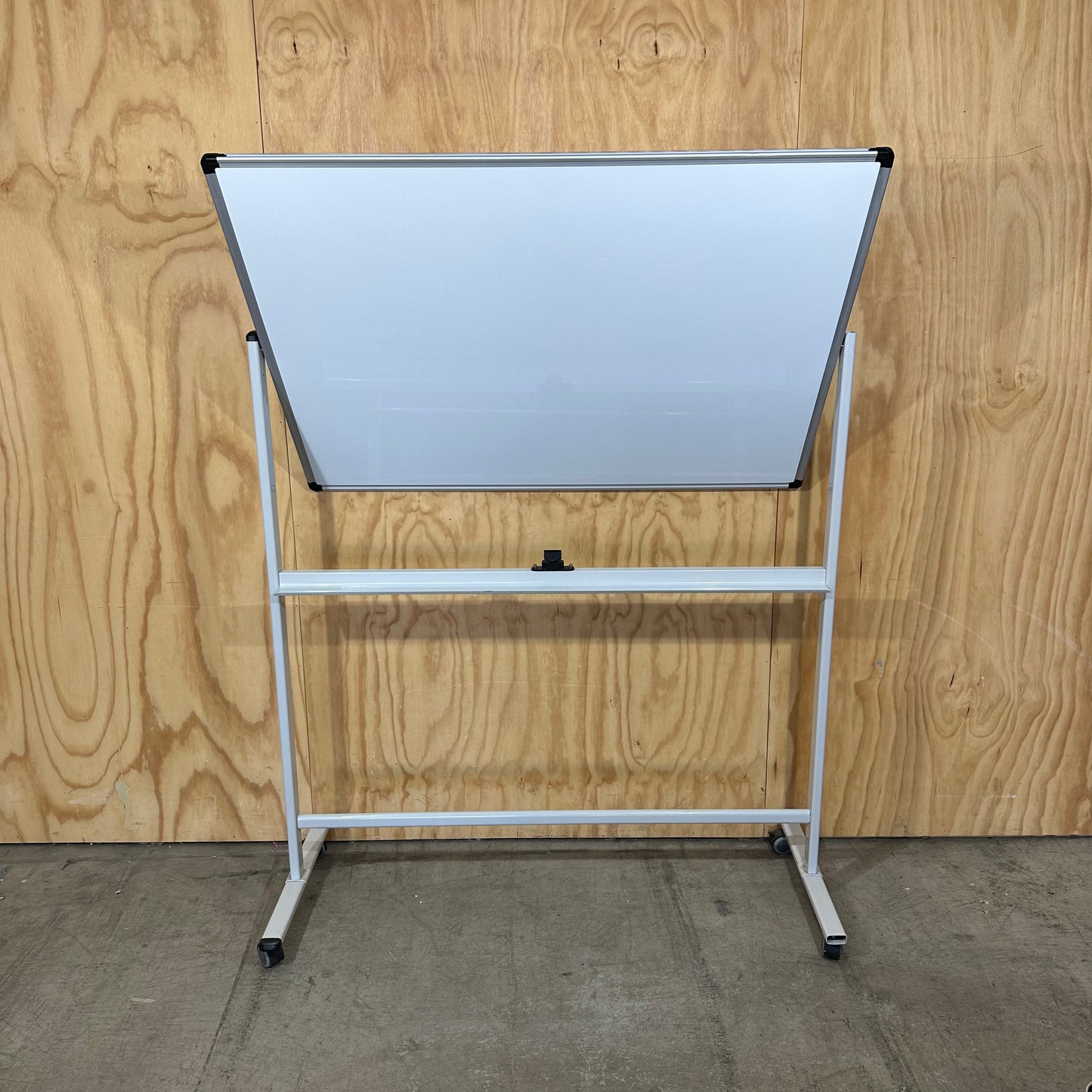 Mobile Magnetic Whiteboard