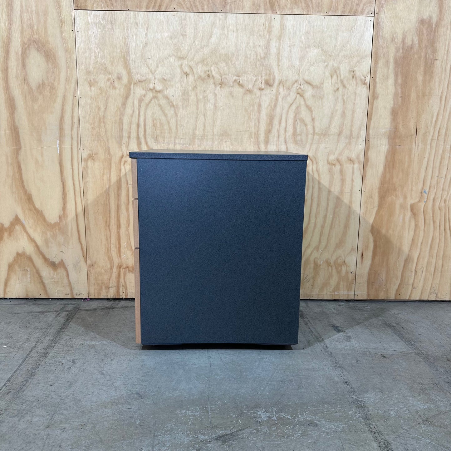 Sleek Two-Tone Mobile Pedestal