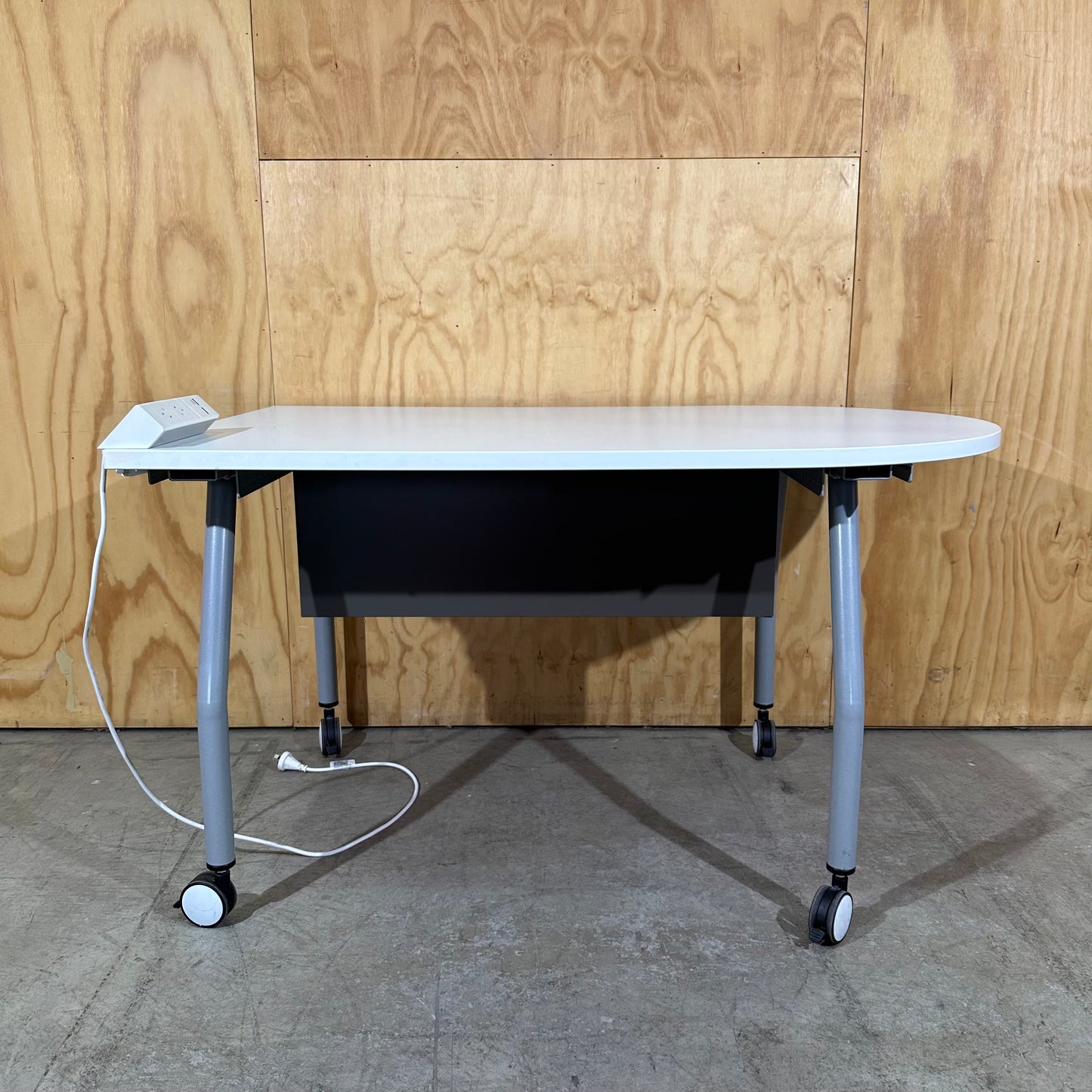 D-End (Curved) Collaboration Desk with power box