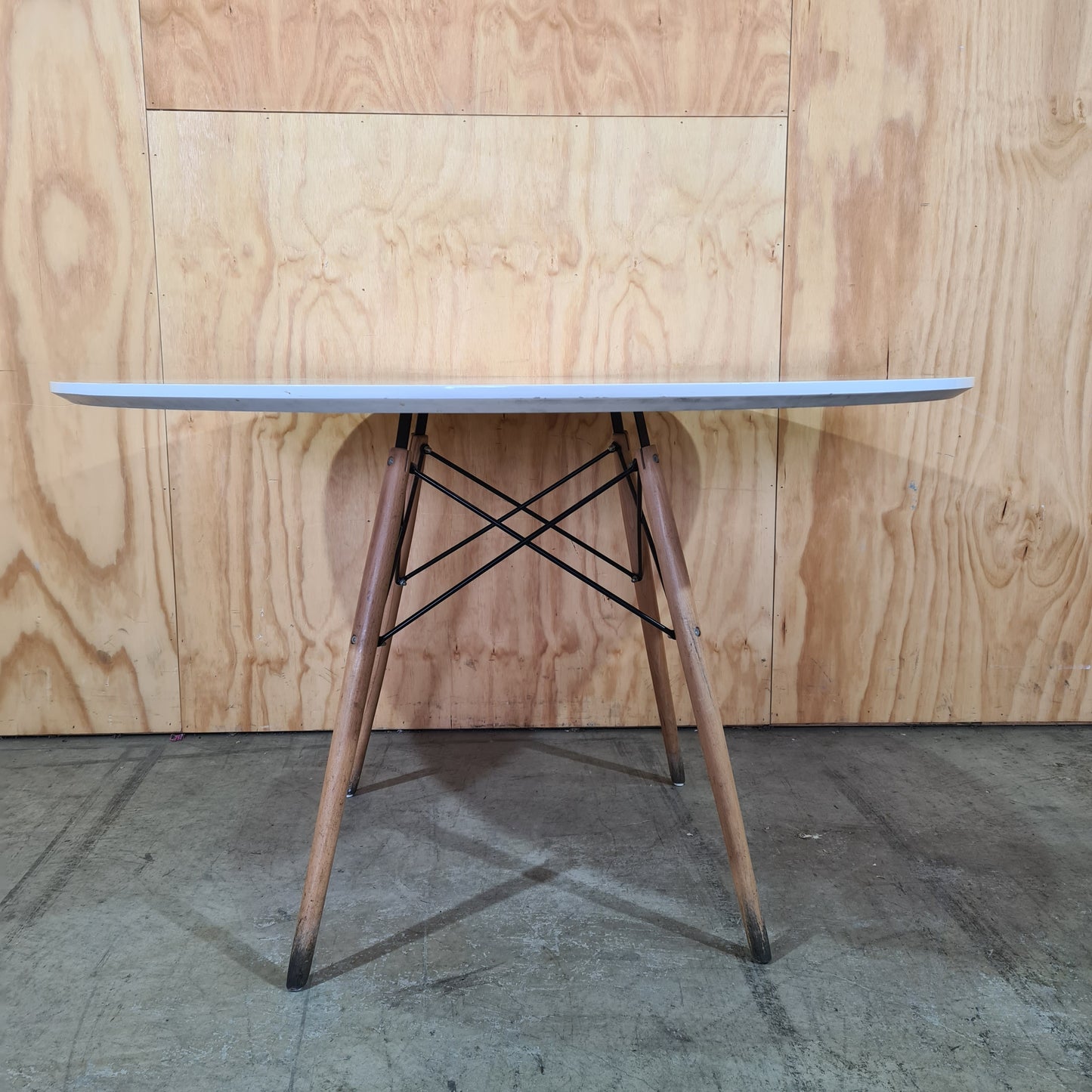 Replica Eames DSW Eiffel Round Dining Table