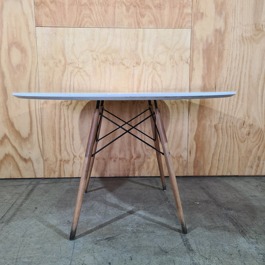 Replica Eames DSW Eiffel Round Dining Table