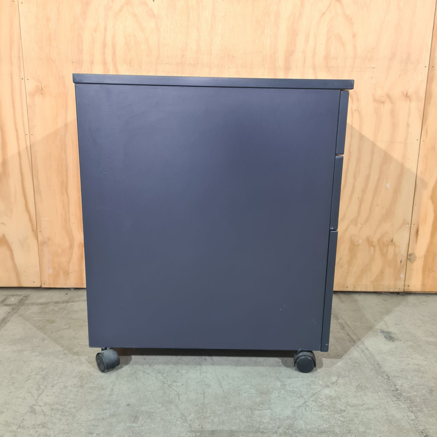 Charcoal Pedestal with Charcoal Handles
