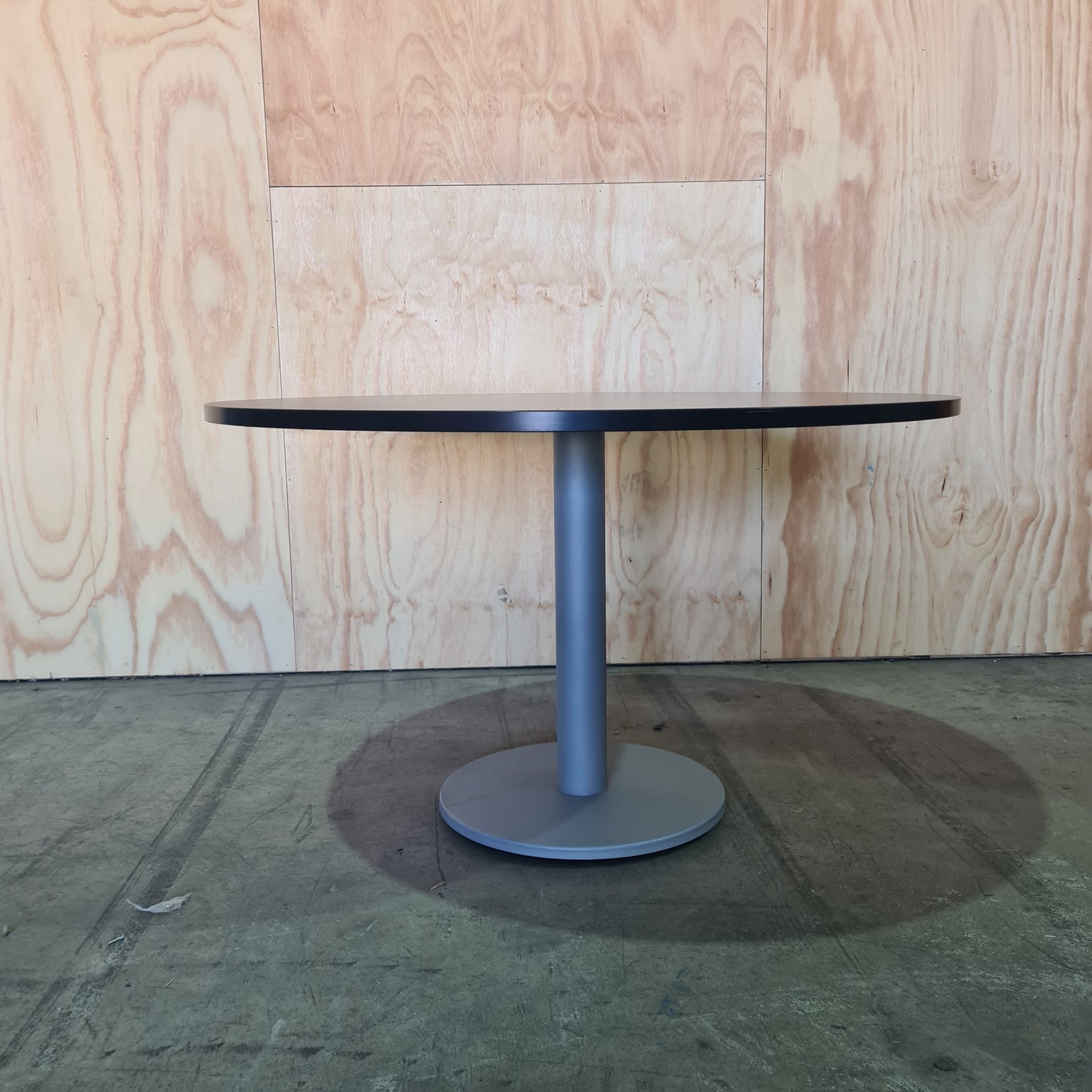Round Meeting Cafe Dining Table in Black with Grey Metal Base