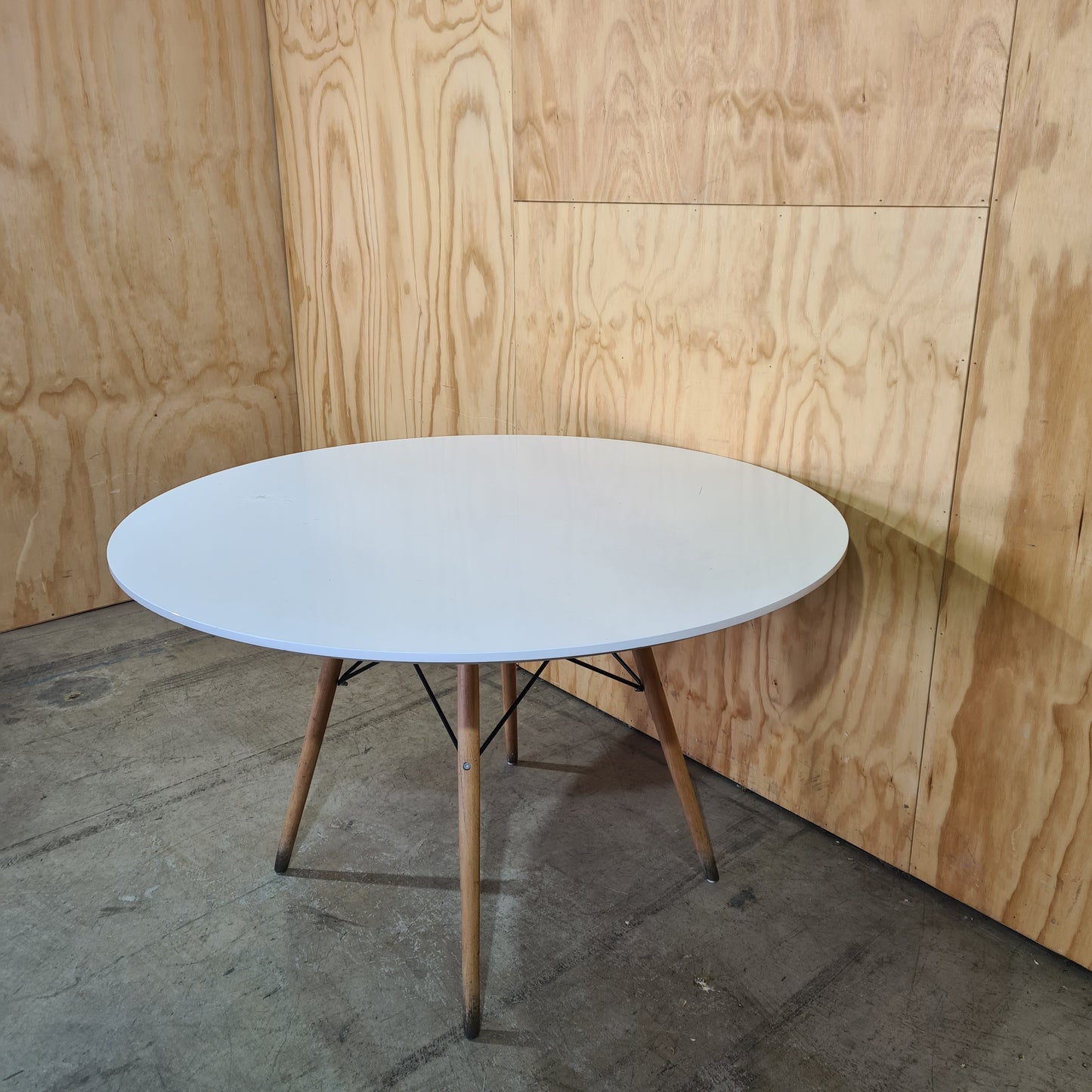 Replica Eames DSW Eiffel Round Dining Table