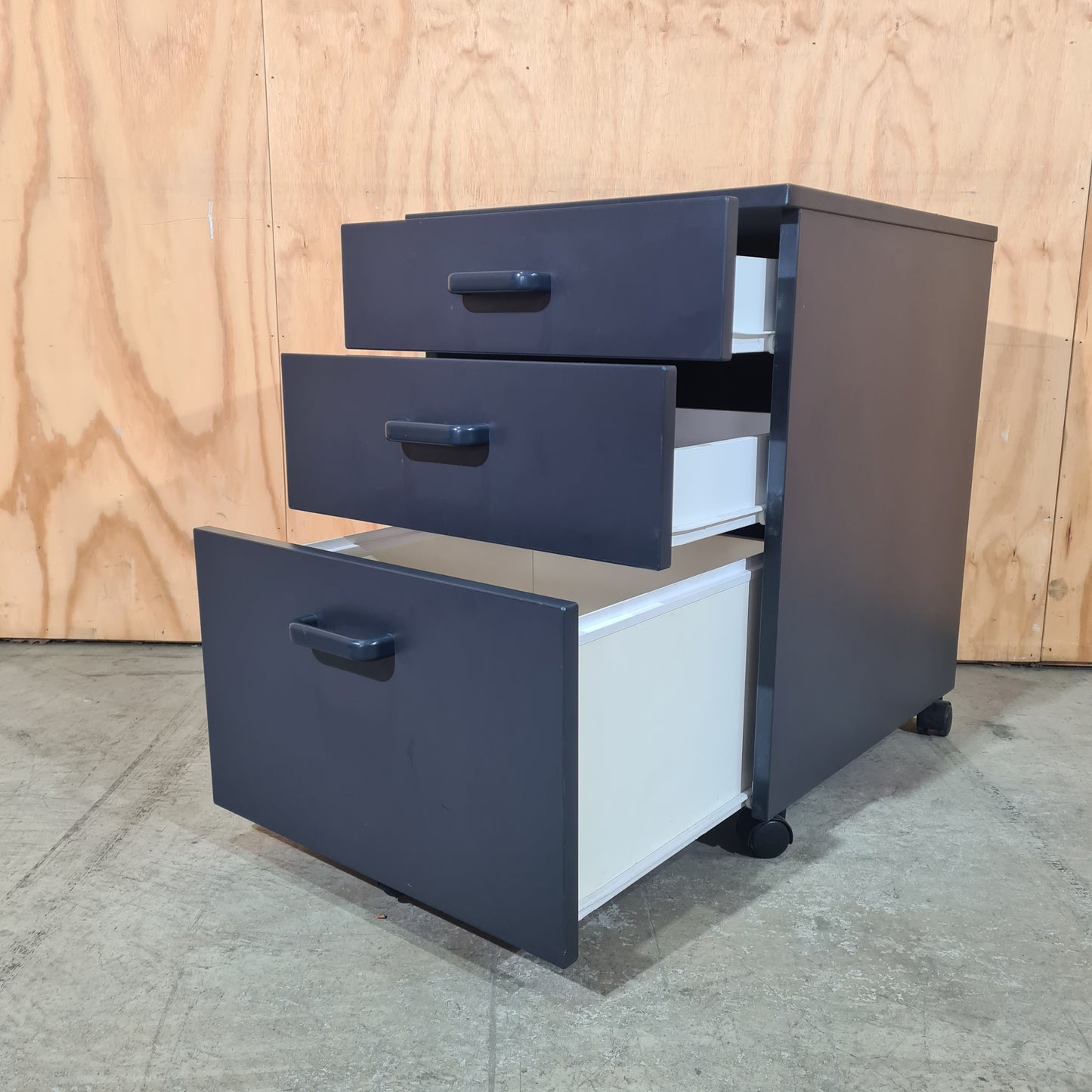Charcoal Pedestal with Charcoal Handles