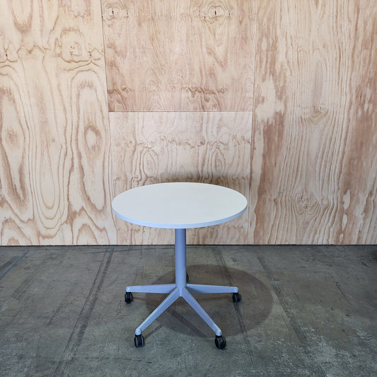 Round white table on 5 star castors