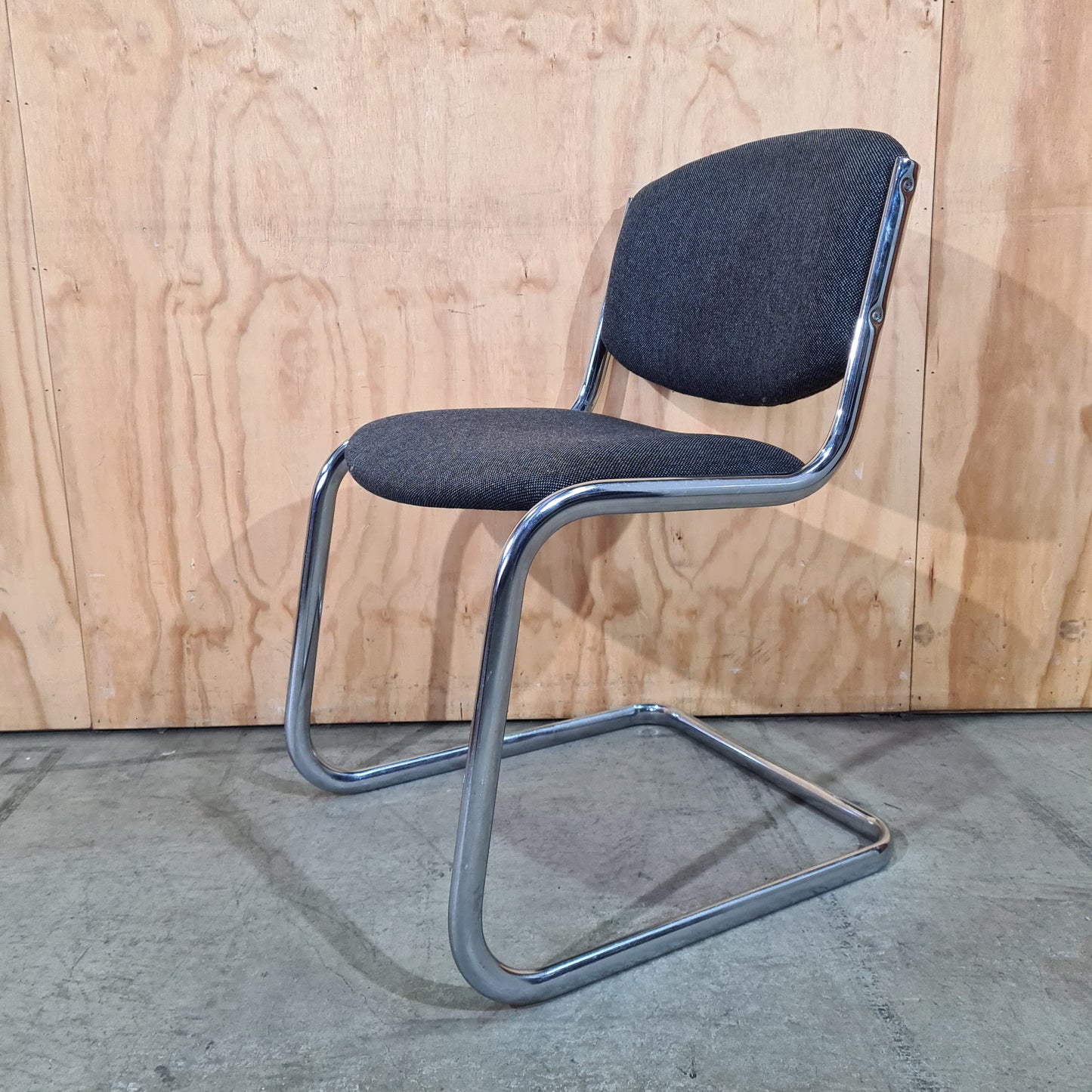 Stem Sled Leg Visitor Chair in Grey