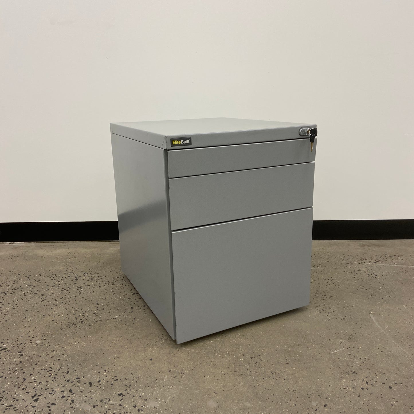 EliteBuilt Silver Pedestal on Wheels