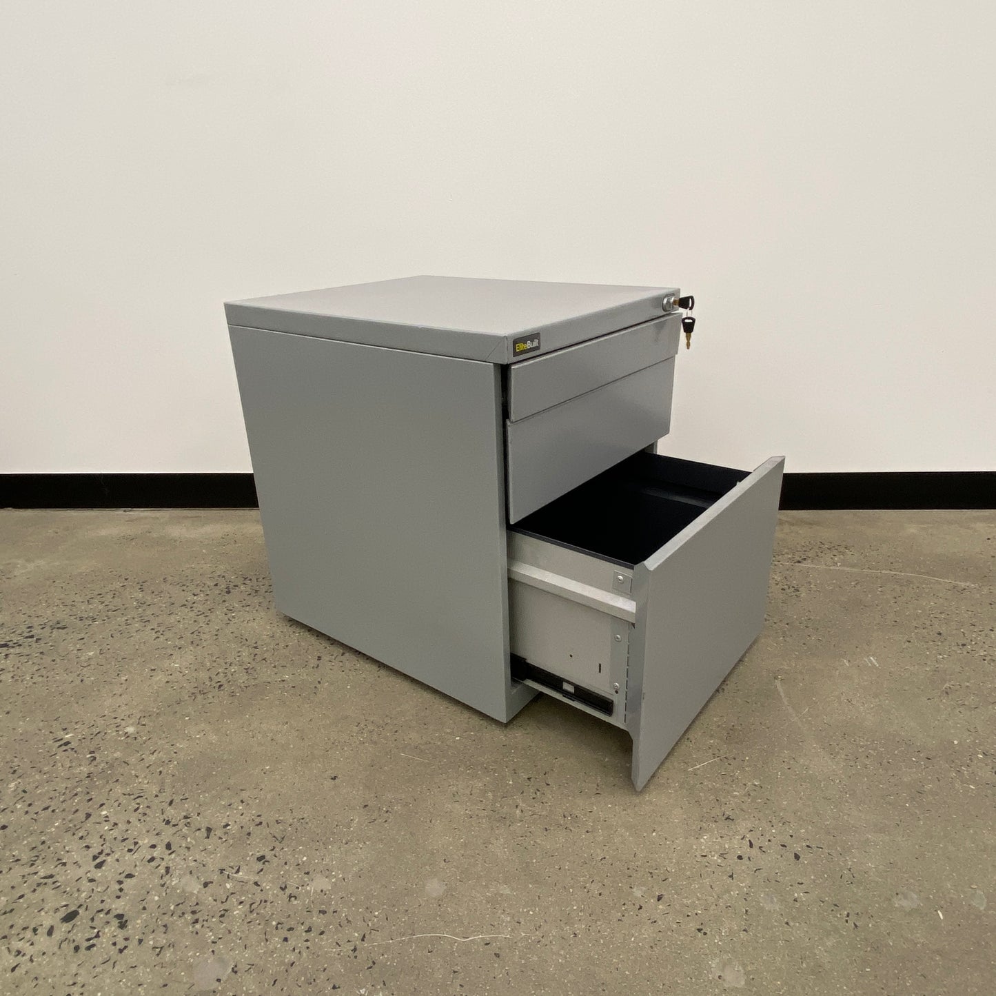 EliteBuilt Silver Pedestal on Wheels