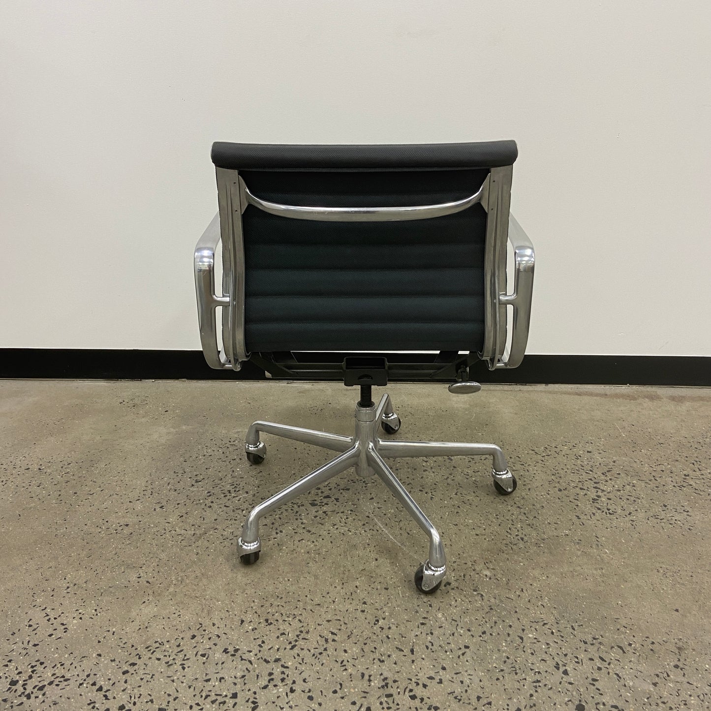Herman Miller Eames Aluminium Group Management Chair Grey