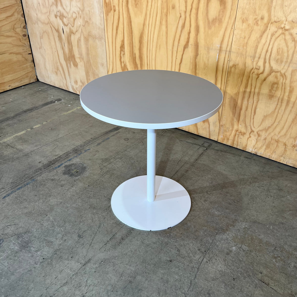 Estilo Grey and White Round Table