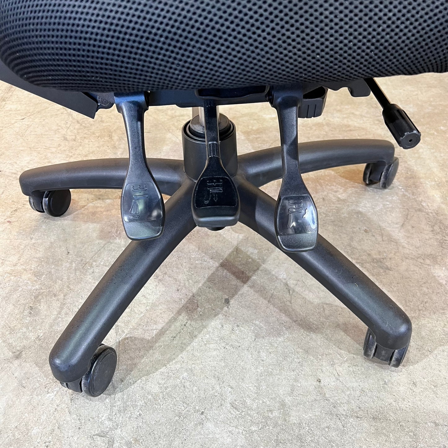 Black Mesh Task Chair