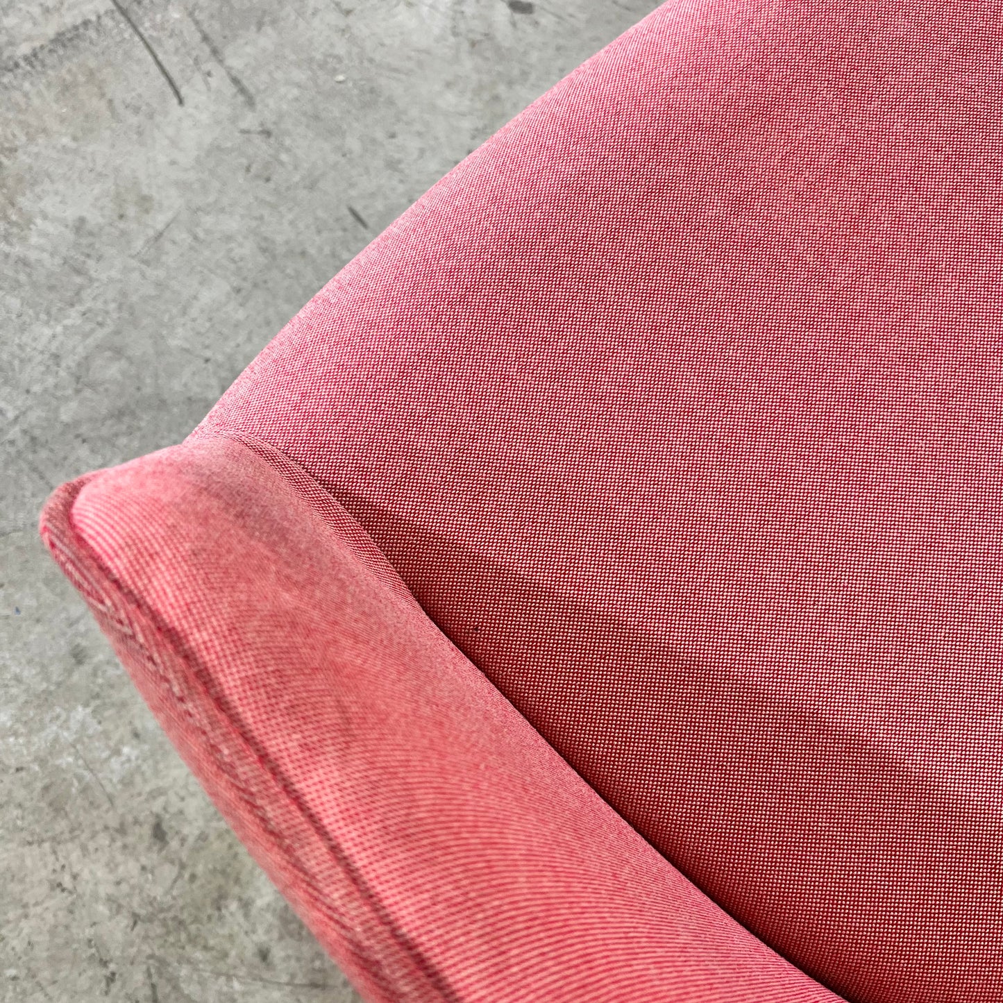 Vitra Softshell Chair with five-star base in Pale Rose & Coral - B Grade
