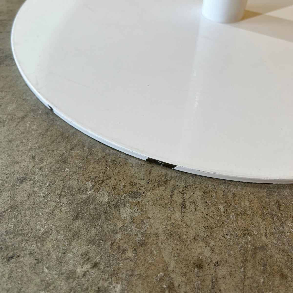 Estilo Grey and White Round Table