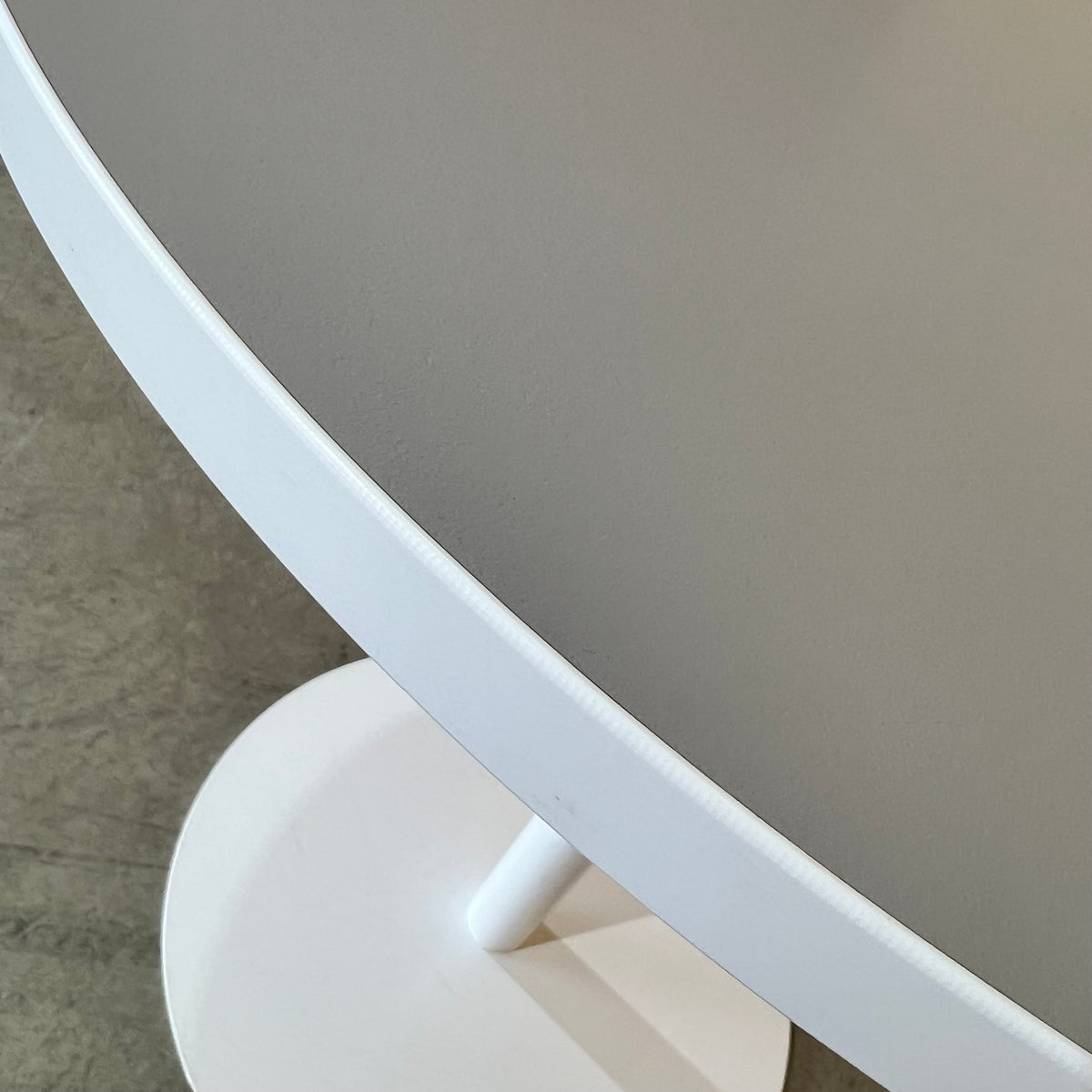 Estilo Grey and White Round Table
