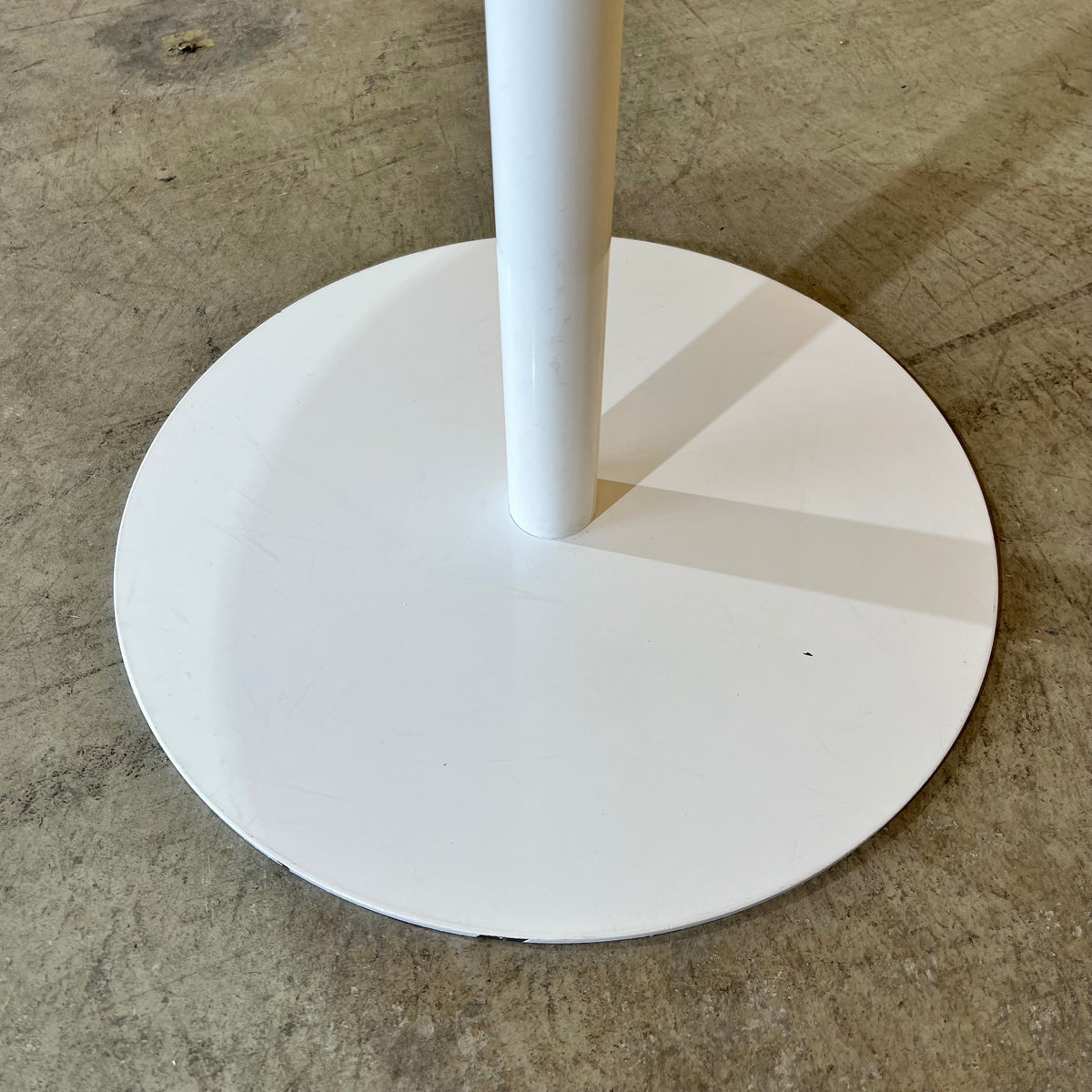 Estilo Grey and White Round Table