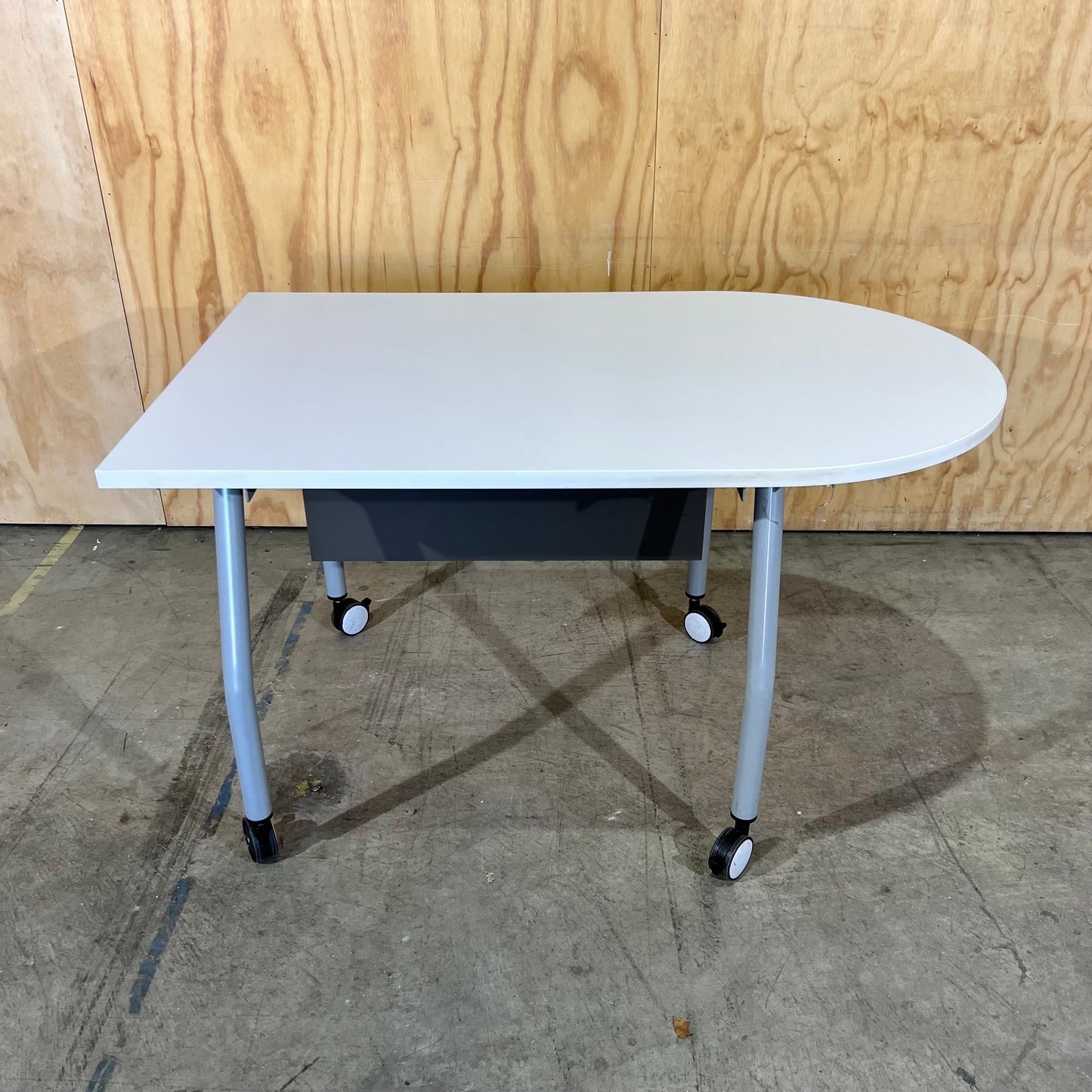 D-End Mobile Table/Desk