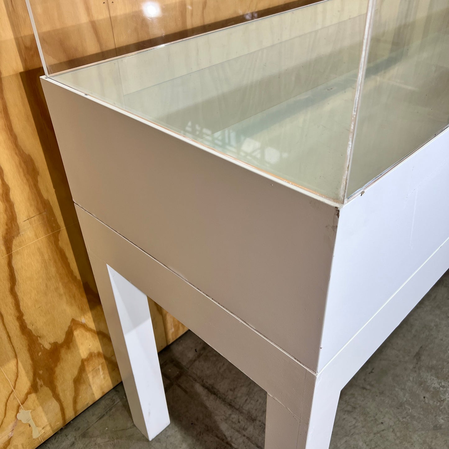 White Display Cabinet with Perspex Case and Two Shelf Options