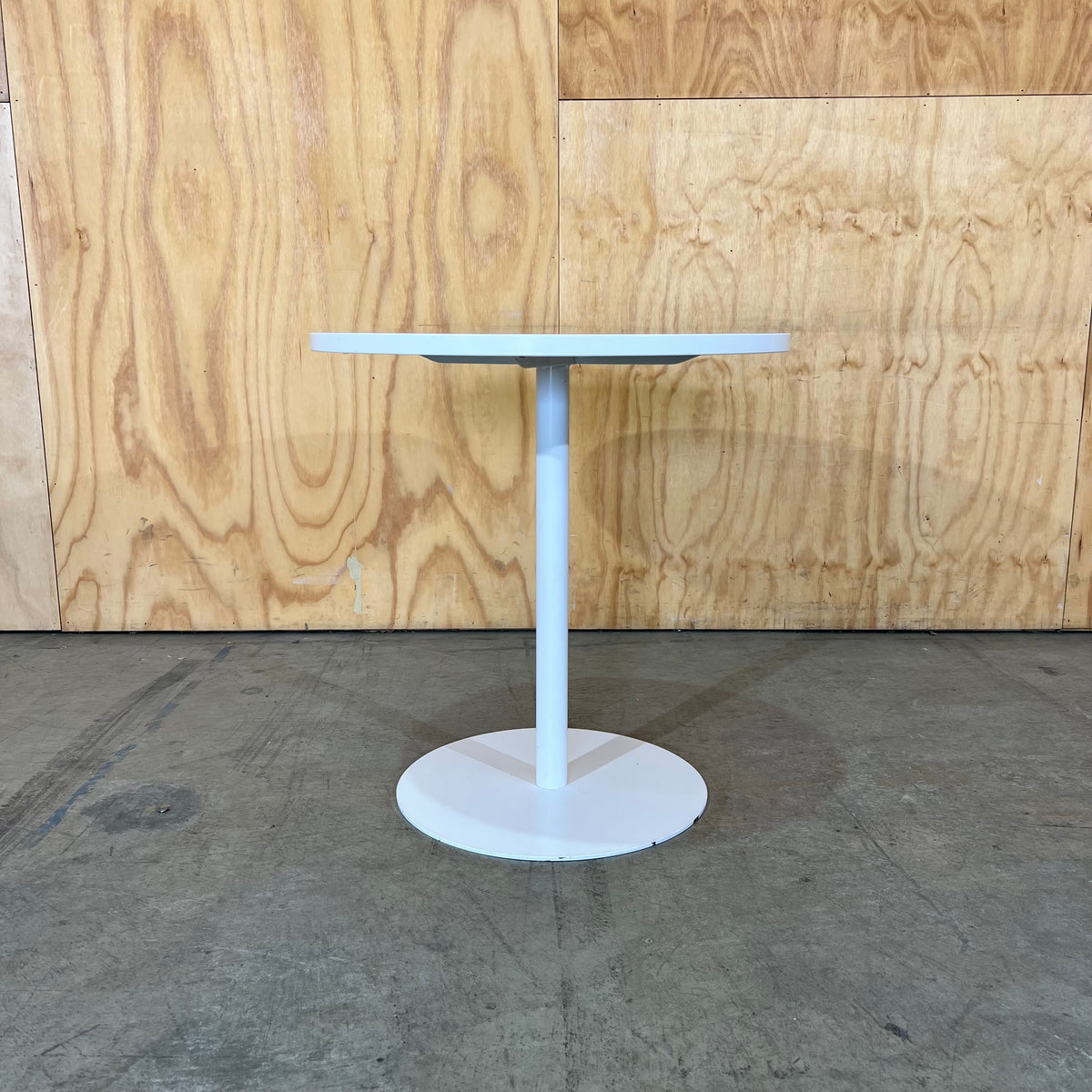 Estilo Grey and White Round Table
