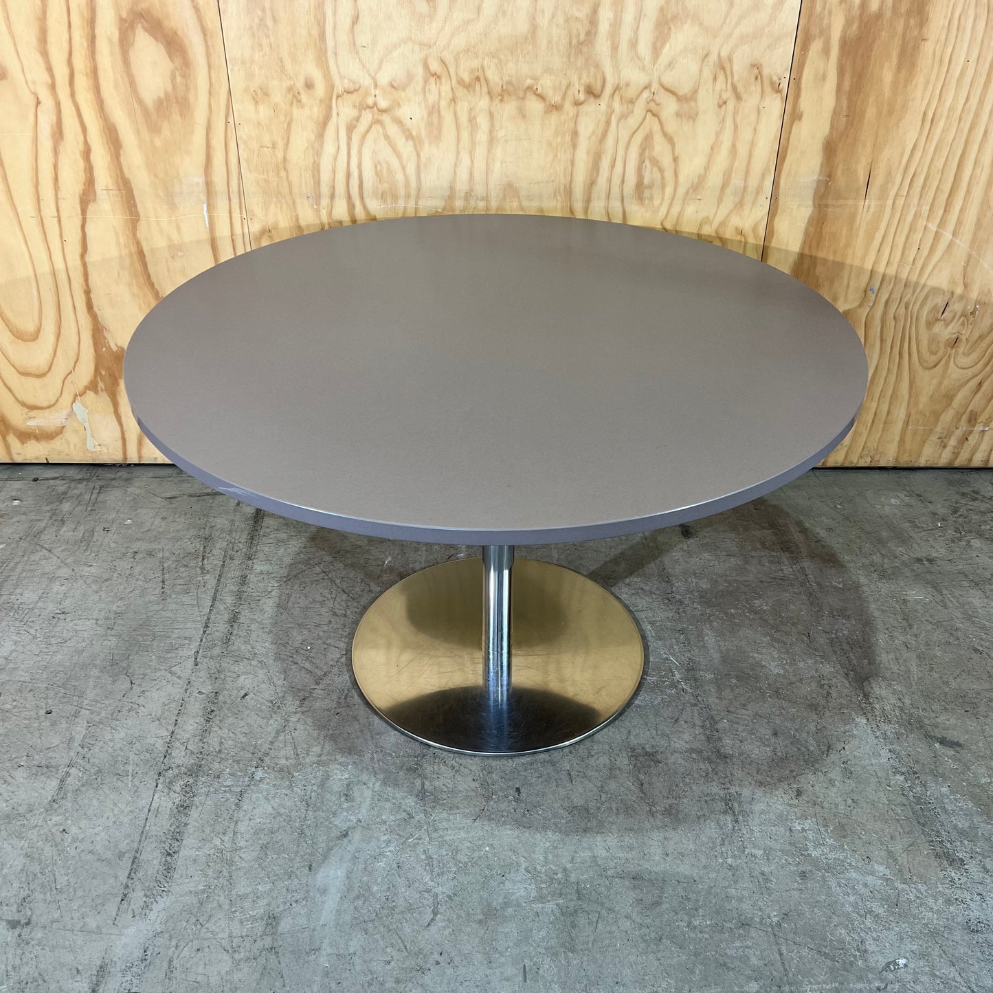 Rapidline Taupe Round Table with Estilo Base