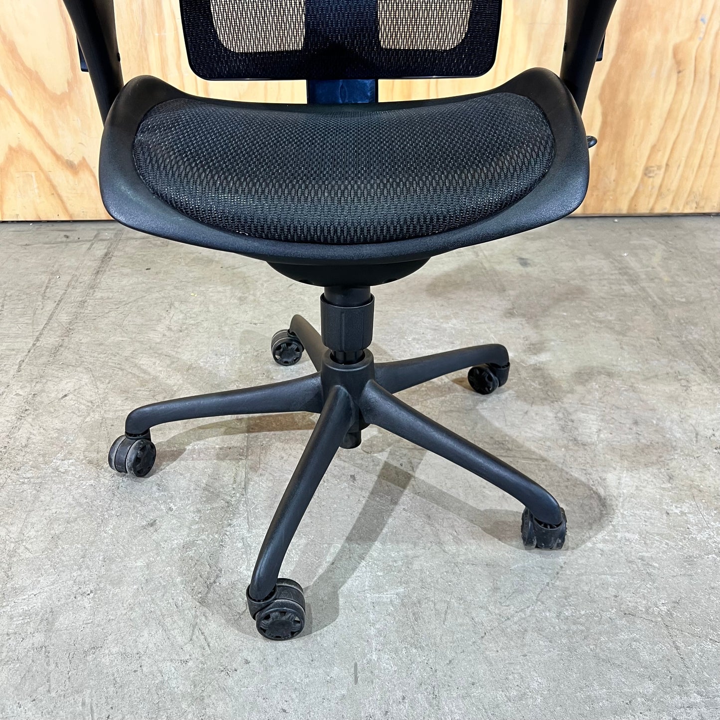 Ergonomic Mesh Task Chair with Headrest