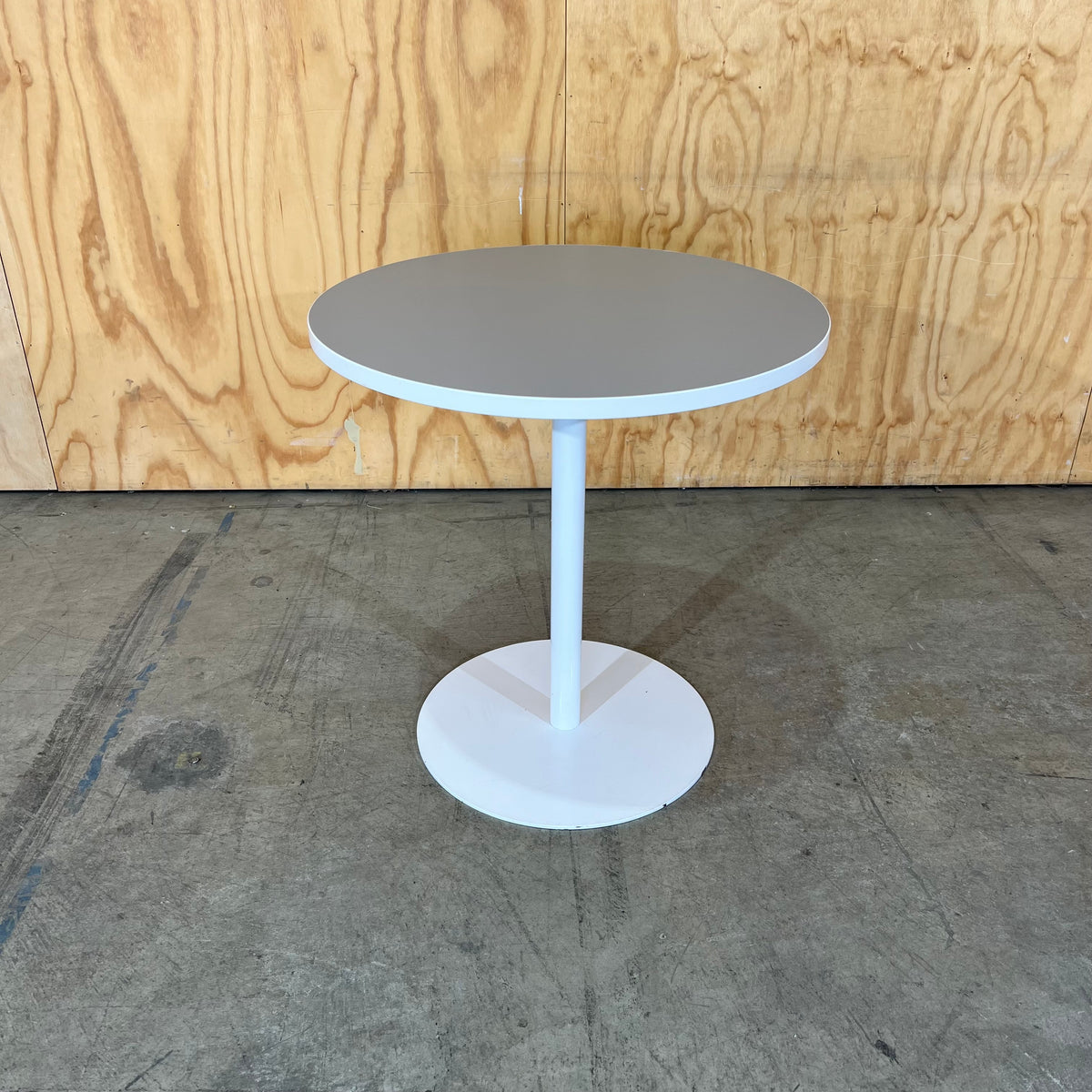 Estilo Grey and White Round Table
