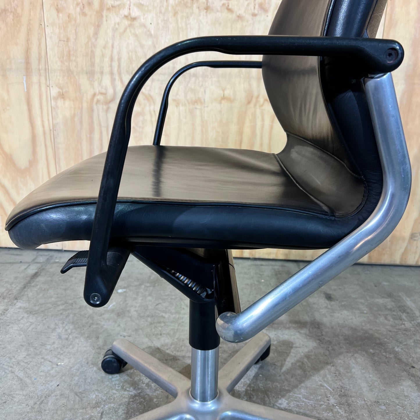 Wilkhahn FS 211/8 Black Leather Swivel Chair