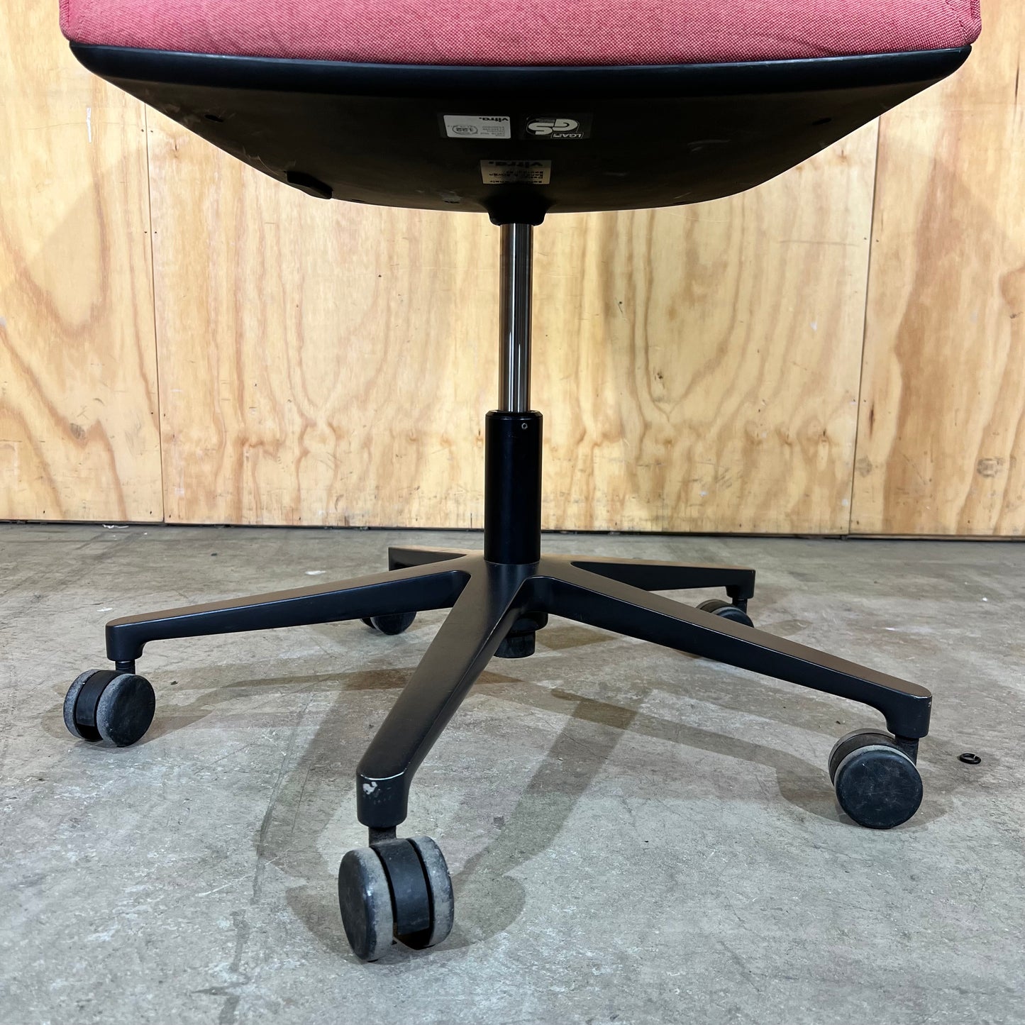Vitra Softshell Chair with five-star base in Pale Rose & Coral - B Grade