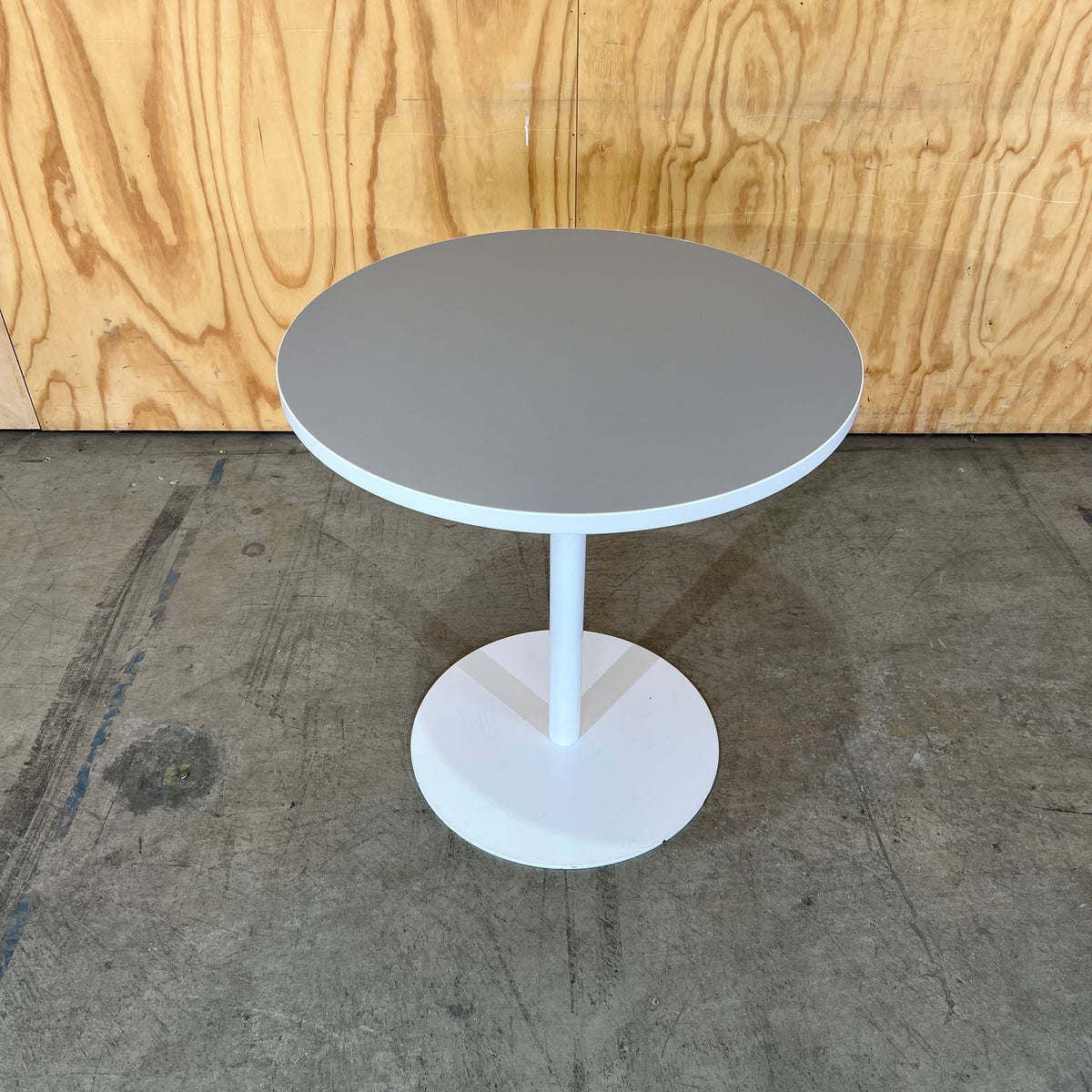 Estilo Grey and White Round Table