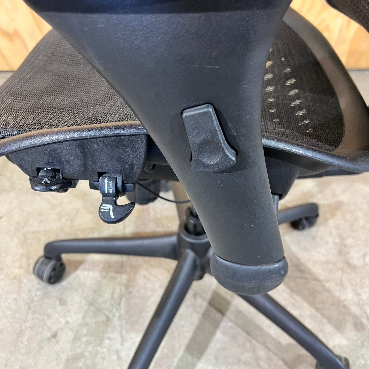 Ergonomic Mesh Task Chair with Headrest