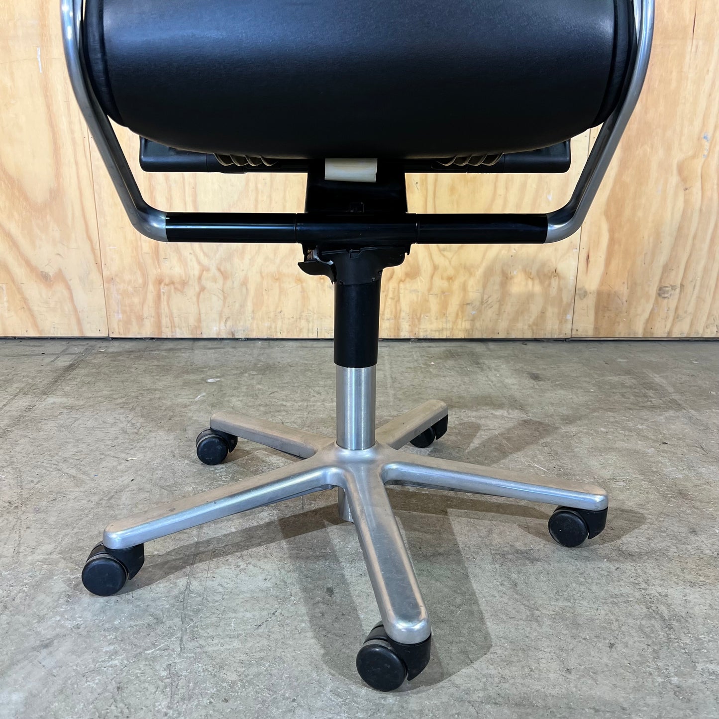 Wilkhahn FS 211/8 Black Leather Swivel Chair