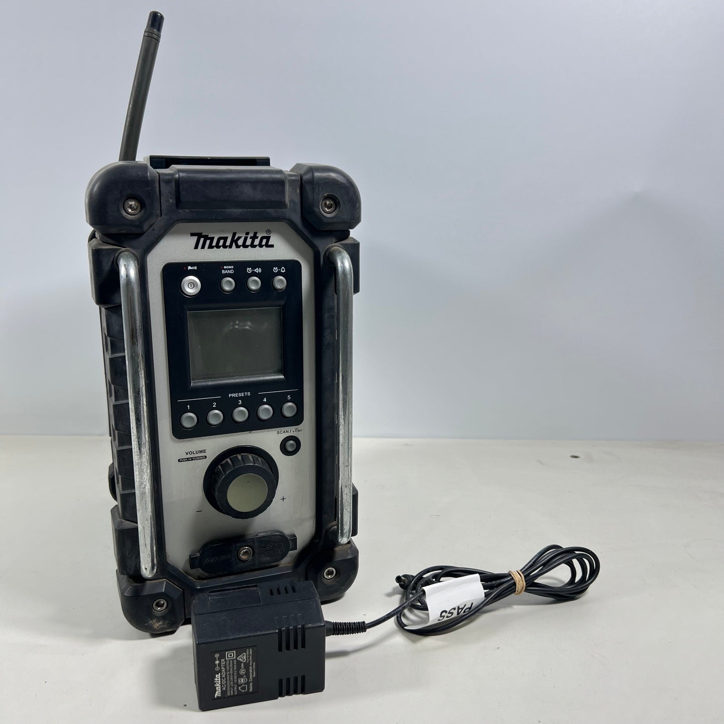 Makita DMR102 AM/FM Jobsite Radio